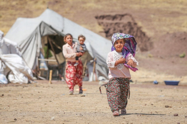 Yaylaların büyütüp beslediği insanlar çadırda yaşamlarını sürdürüyorlar